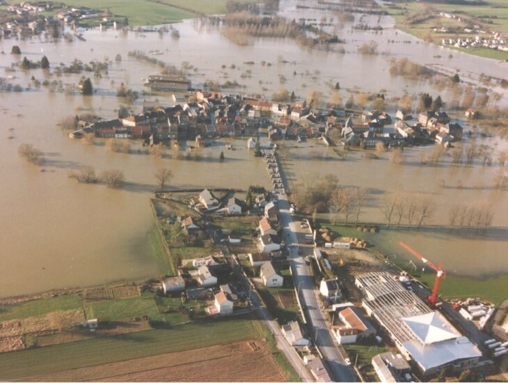 Commune de Warcq isolée par les eaux de la Meuse