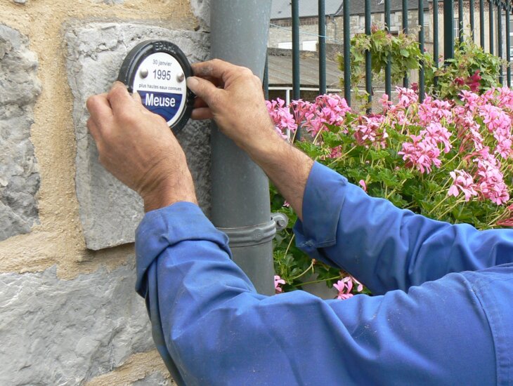 photo de la pose d'un repère de crue à Givet