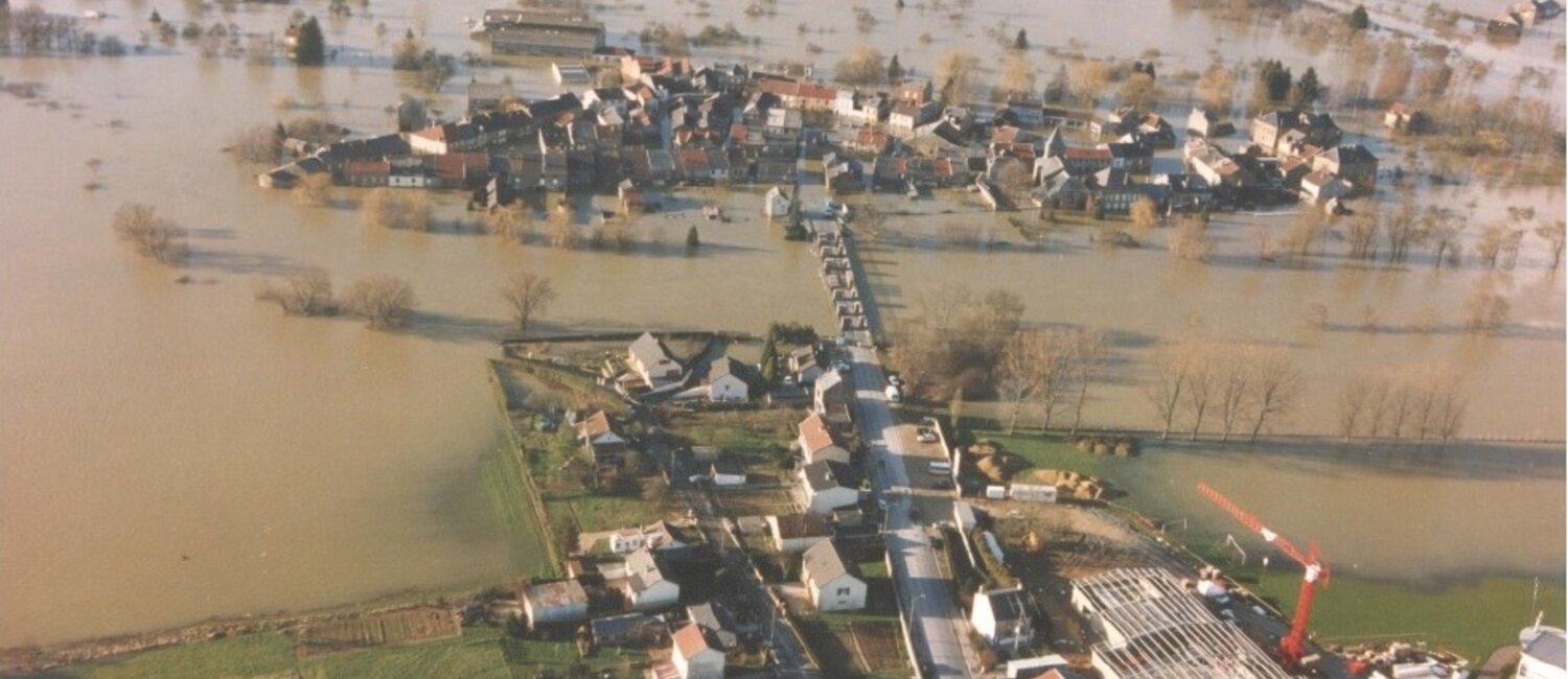 Commune de Warcq isolée par les eaux de la Meuse