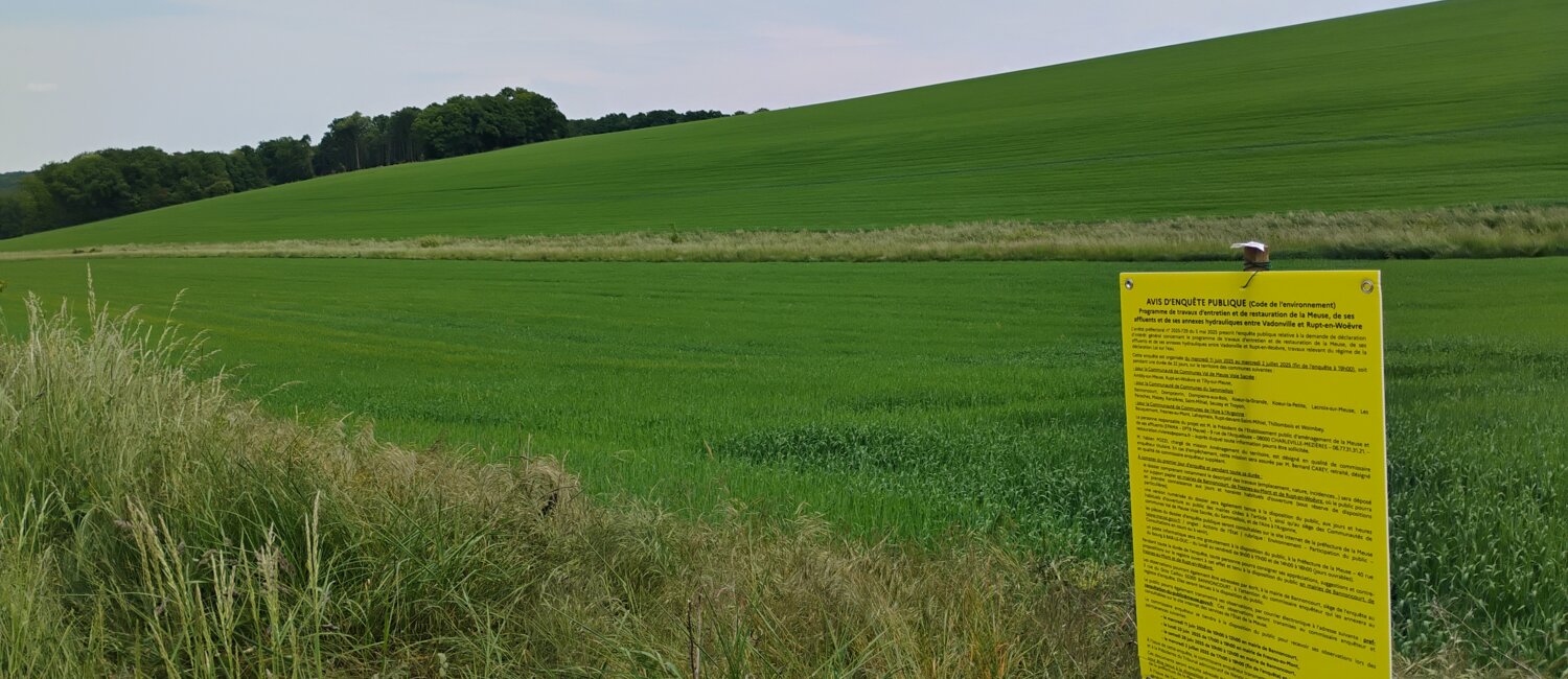 panneau d'information concernant l'avis d'enquête publique