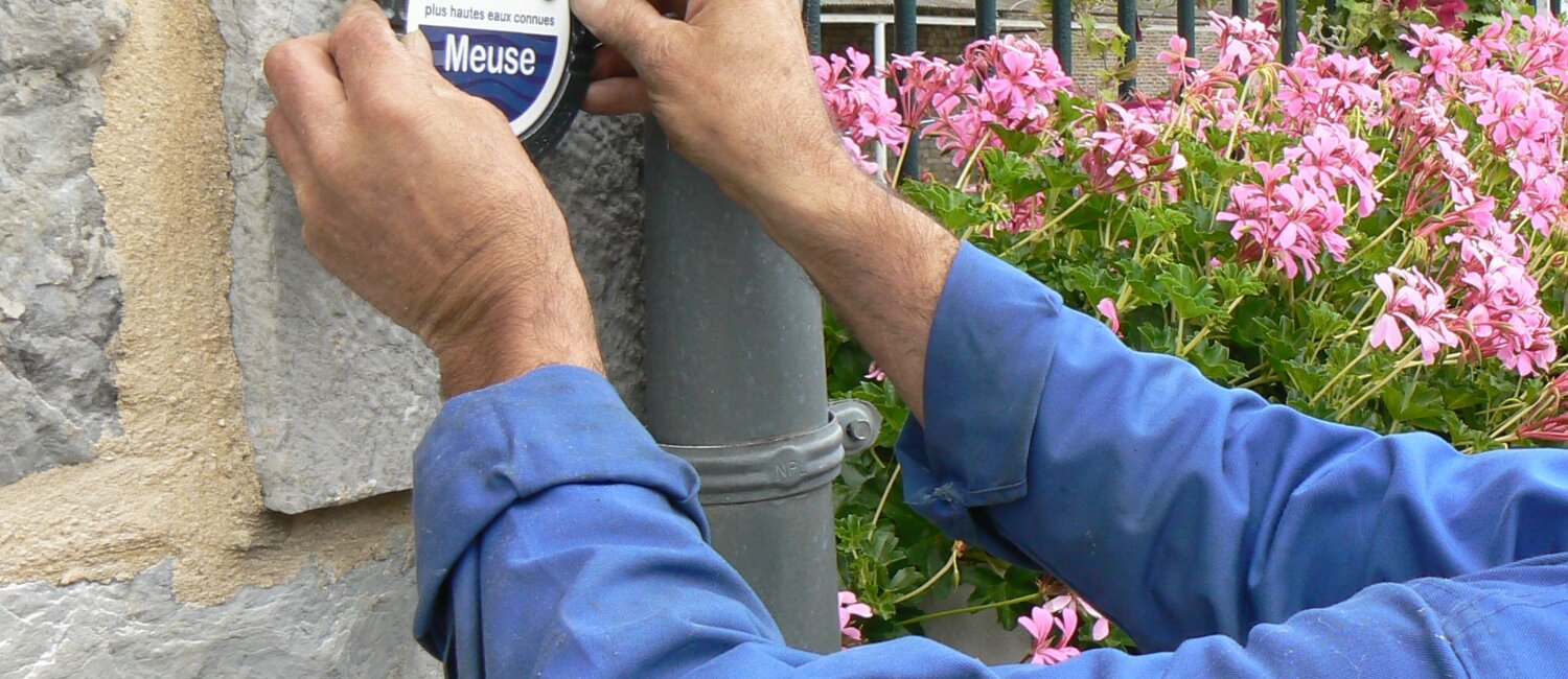 photo de la pose d'un repère de crue à Givet