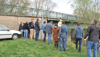 un agent de l'epama assure une animation auprès d'étudiants