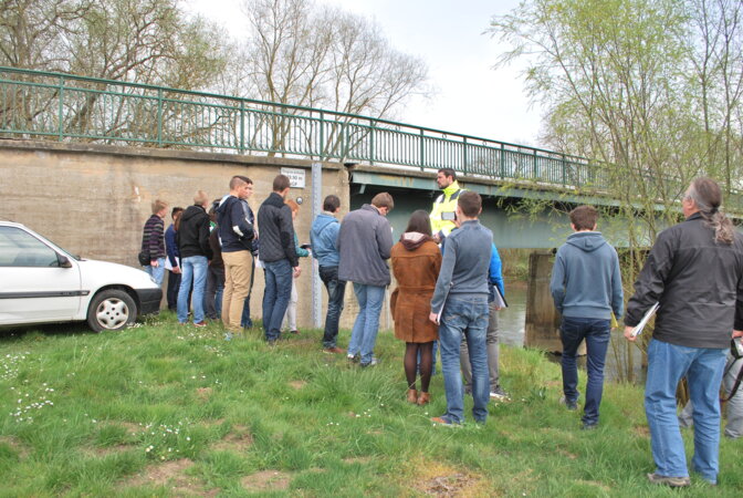 un agent de l'epama assure une animation auprès d'étudiants